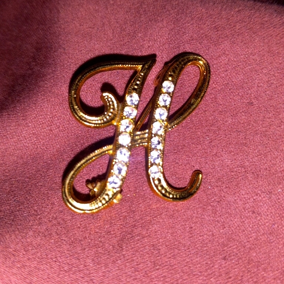Q-9 LOT 3 GOLD TONED LETTER "H" Brooches - Picture 5 of 6